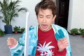 不怕疼挑战，哈哈真刺激呀#办公室游戏 #趣味游戏 #看一遍笑一遍 #看完不笑算我输视频封面