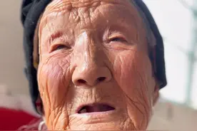百岁老人苦尽甘来终于熬到了好日子 经历过风雨，方见彩虹“在黑暗的岁月里，我们曾苦苦挣扎，品尝着生活的苦难。那些无助的夜晚，痛苦的回忆，曾让我们心如刀割。然而，正是这些苦难，让我们学会坚强，让我们懂得珍惜。如今，当我们抬头仰望天空，那五彩斑斓的彩虹已成为我们经历过苦难的最美见证。听了奶奶过去的故事，禁不住泪如雨下，怎么熬过来的呢，如今享福了也吃不动了#奶奶#百岁老人#百岁奶奶#苦尽甘来 #珍惜视频封面