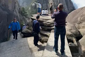 黄山免票啦！针对应届毕业生免票啦 一、发放日期领取时间：2025年6月9日—8月31日使用时间：2025年6月10日—8月31日二、消费券类型与发放人群共设置两类消费券：1.  面值为95元消费券：购买95元黄山风景区半价门票时使用，适用于2025年夏季中、高考学生，2025年全国全日制大学应届毕业生（专科、本科毕业生）；2.  面值为190元消费券：购买190元黄山风景区全价门票时使用，适用于2025年全国全日制大学以上应届毕业生（硕士研究生、博士研究生毕业生）。三、符合政策条件的游客可通过如下发放流程预约：1.  游客进入“黄山旅游”点击首页“门票预约”，选择黄山页面；2.  选择“满95元减95元”的“2025年全国夏季中高考、全国全日制专科和本科毕业生”消费券或“满190元减190元”的“2025年全国全日制硕士研究生和博士研究生毕业生”消费券，点击“立即领取”，跳转到领取页面，填写相应的实名信息后领取成功；3.  在成功领取的消费券页面，点击“去使用”，跳转页面后选择游玩方向进入购票页，选择游玩日期，填写游玩人信息，选择已领取的与游玩人信息一致的实名制消费券后，进行抵扣0元支付即预约并购票成功；4.  游客入园时，需出示与政策相符的相关证件（2025年夏季中高考学生，凭本人有效身份证件和准考证原件；2025年全国全日制大学及以上应届毕业生，凭本人有效身份证件和毕业证复印件或学信网相关信息）供景区检票人员核验。#黄山经纬视频封面