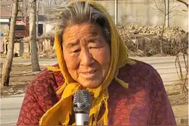 在沂蒙山区土生土长的农村头巾奶奶，今年80岁了。她原声原唱的沂蒙山小调，能不能登上大明星舞台？#真人真唱 #歌手在民间 #老太太爱唱歌视频封面