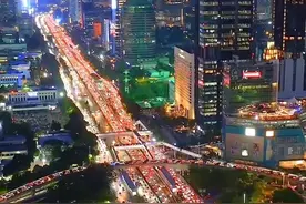 雅加达是印度尼西亚首都和最大城市，也是东南亚第一大城市，世界著名的海港。#印度尼西亚 #雅加达 #城市夜景 #旅行推荐官视频封面