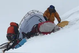 世界第二高峰乔戈里峰（也称为K2，海拔8611米 ，也是新疆第疆第一高峰）攀登第34天，3次登顶珠峰的中国极限户外第一网红大胡子汝志刚已经抵达C3营地了，这里海拔7400米，预计明天登顶乔戈里峰。他曾被质疑最高只能抵达乔戈里峰大本营。#乔戈里峰视频封面