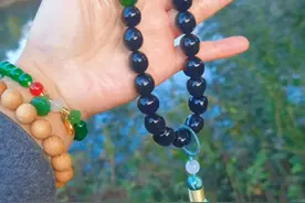 无患子制作手持念珠教程 无患子寓意无忧无患，世界上第一串佛珠！松针编织的筐子太适合拿来装无患子了，很搭配！#文玩手串 #无患子手串 #纯手工编制 #文玩爱好者视频封面