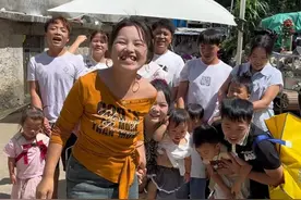 今天我们就要开学啦，这个星期又多三个知识分子，我们十几个大人送6个孩子来读书，婷婷今年大班的直接免了保育费，只用交生活费1300块钱，钰茹读小班交学费和生活费1700块钱，你们那里多少钱呀？孩子开不开心不清楚，我们大人是真的挺开心，好吃好玩很高兴，新的学期新的开始，陪伴着孩子茁壮成长，只希望孩子们能好好学习，健康快乐的成长，父母又有何求呢？