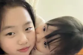 妹妹亲姐姐一口，这个就是简简单单的幸福～#幼崽的迷惑行为 #一起长大一起玩耍 #童言童语 #骗你生女儿 #南宁一姐视频封面