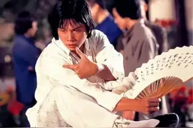 刘家良（1934-2013），1934年出生在广东广州，香港著名演员、导演、武术家、武术指导，南派功夫洪家拳的嫡系传人，黄飞鸿第四代传人，9岁开始跟随父亲学习武术，1950年投身电影届，1953年出演第一部电影《黄飞鸿》，1963年开始担任武术、指导，代表作有《神打》、《独臂刀》《少林三十六房》、《南北少林》、《醉拳二》、《七剑》等，曾荣获第31届台湾金马奖最佳动作指导，第14届香港金像奖最佳动作指导，2010年获得第29届香港金像奖终身成就奖，感情方面，刘家良第一任妻子是何秀霞，两人育有四女一子，第二任妻子是翁静晶，婚后育有两女#老照片 #一代人的回忆 #人物故事 #刘家良