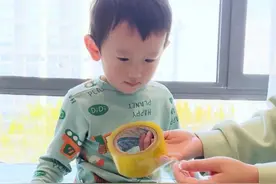 今天用胶带纸绑起来挠脚心 #挠脚心 #挠脚心对身体有什么好处 #挠脚心的搞笑场面 #挠脚心爆笑少儿 #挠脚心为什么不会痒视频封面