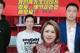 我的库先生 在直播现场，库嫂正和大家分享生活日常时，原本坐在椅子上好好的库先生却突然起身走开，库嫂问库你去哪儿？接下来谁也想不到库说的一句话让现场惊呆了😱原来库先生看库嫂猫着腰站着讲话心疼她站太久，直接起身让老婆坐下来，库嫂说他在没“生病”之前也是这样，总是行动大于语言👍妥妥的直男暖男啊！句句不提爱，却处处都是爱…#我的库先生 #直播录屏分享视频封面