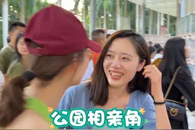 40岁小伙去相亲角捡漏，没想到被60岁大妈看上了，结果太意外了视频封面