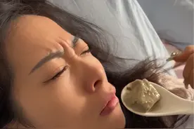 小惠睡懒觉不起床，振威用臭豆腐整小惠，没想道小惠反应那么大！#搞笑视频 #夫妻搞笑日常 #一定要看完 #整蛊视频封面