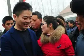 刘强东给老家村民们发超3000万年货！ 这次我真的狠狠地羡慕住光明村的村民了！刘强东自掏腰包给老家发超3000万年货！小学老师每人收到10万元红包，村民60岁以上老人一万红包，家乡人谈起刘强东满脸骄傲！#刘强东#刘强东给老师每人发1万红包#刘强东给村民发超3000万年货#感动瞬间