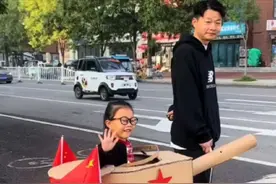 9月25日（发布），河南，#三个大人和两个小朋友一起做了个纸坦克，家长:想给孩子留下美好回忆（来源:@一口小樱桃 ）#国庆 #不扫兴的父母 #手工diy