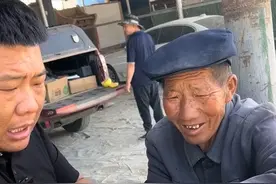 谁都不容易……早上四点就起来了，白天困了就躺在袋子上眯一会，瓜农早上天不亮就拿着手电摘瓜视频封面