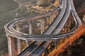 走错路口了，还有机会可以重来！在贵州居然有一条可以掉头的高速公路，这样的设计也太人性化了吧？你说呢？#贵州可以掉头的高速路 #多彩贵州 #贵州桥梁视频封面