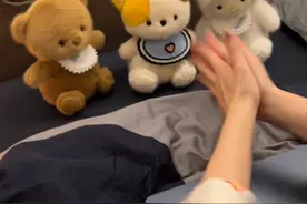 被吓到就拍拍手 一下子就被拱开心了！#玩个很新的东西 #毛绒公仔 #谁能拒绝呆萌的玩偶视频封面