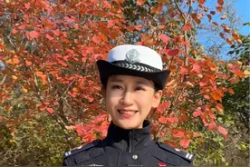 坡峰岭的红叶季，你值得拥有！ #已经开始期待秋天的红叶了 #坡峰岭 #治愈系风景 北京最美的季节，来坡峰岭赏红叶吧，从10月中下旬到11月上旬的周末，都是赏红的高峰期，那人怎么走？车怎么停？如果途径怎么绕？来看！