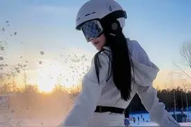 拍完了发朋友圈，文案就这样写：不敢发实况的一组帅照！#用我的滑板鞋打开长白山滑雪 #整个世界在吉林#大家来扫街#这个冬天来吉林滑雪吧#童话里的冰雪世界在吉林