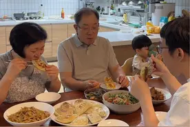 韩国公公第一次吃韭菜盒子，说太好吃了!视频封面