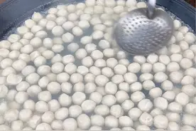 今天我们来做猪肉丸，筋道爽滑，简单又好吃，关键还没有任何添加～#农村美食 #猪肉丸 #我的乡村生活