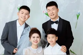 期待的全家福成片终于出来了，2024年五月份团聚的日子里，陪爸妈拍了他们人生的第一张艺术照，也是我们全家和爸妈的第一张全家福，意义非凡！@A+studio-店长🐱 #全家同框 #全家福 @吉他爸爸视频封面