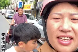 视频里的老人他就是我的二叔，是他为了抚养我长大，放弃了自己一生的幸福，把毕生的心血和爱都留给了我，是他一个人又当爹又当妈，是他像一束光照亮我前行的路，是他无条件的默默的付出和支持，让我懂得了世间的美好，让我感受到了父爱，如今又把对我的爱延续到了我儿子身上……我愿用我的一切换他岁月长留，虽然俺哒没有给我生育之恩，我永远不忘的一句养育之恩大于天……#记录真实生活 #时光慢些吧不要再让你变老了 #今生做你的儿女是我的福气 #传递善良传递爱视频封面