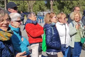 法国游客打卡天坛大爷们的晨练之地，纷纷称赞中国大爷们的实力，今年不少国际航班恢复，外国游客来华增长迅速，免签政策的效果逐渐显现#天坛 #诸神晨练 #公园大爷 #外国人在中国 #法语导游视频封面