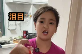 看到这一幕，忍不住的哭了，女儿的这一课让妈妈后悔了，人生就像一道减法，人间的面吃一碗少一碗，人生的面见一面少一面，千万别让期盼你的人期盼太久，等待你的人等待太久，百善孝为先，太感人了，泪目……#真实生活记录 #夫妻日常 #女儿对爸爸的爱#百善孝为先 #正能量视频封面