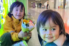 仪式感拉满，情绪价值拉满，带俩阳光男孩去接我们家的大导演 #千万生活dou来拍 #陪你长大陪你看世界 #亲子时光 #宝爸带娃 #外国人在中国视频封面