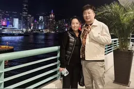 2025 年的第一站，带着媳妇去香港出差，看看我们家静幽默不……我们一起穿梭在城市的大街小巷，俯瞰港风夜景，仿佛置身于怀旧的电影里，感受香港的烟火气……@强哥🌈静姐五口之家16号10燕窝饮专场 #城市记忆 #香港 #记录真实生活 #香港夜景 #保持热爱奔赴山海视频封面