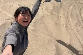 女生骑三轮环中国一圈，我在塔克干拉玛大沙漠， 快乐很简单 #骑行中国 #新疆  #户外 #塔克拉玛干沙漠 #张小敏环国骑行视频封面