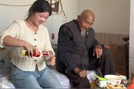 带着小姑子来给103岁太爷爷送大包子吃，太爷爷见了重孙媳妇就让陪着喝点，多陪伴老人#五代同堂 #记录真实生活 #隔辈亲 #农村生活 #百岁老人视频封面