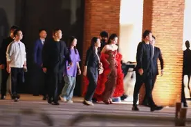 啊啊啊啊见到刘亦菲了！轮廓都是美的😭😭😭 在右边蹲了三个小时啥也看不到 准备走的时候路过左边 她竟然出来了😭😭😭 太美了！轮廓都是美的！ 最后还向这边打招呼了两次🥹 今日份幸运😭😭😭😭  #刘亦菲 #刘亦菲宝格丽 #刘亦菲路透视频封面