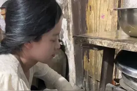 今天家里新添一员，老人说只要绕着桌脚转圈圈狗狗就找不到回家的路了。谁给它取个名字？我都想了三天三夜了#农村生活 #记录真实生活 #我的乡村生活 #狗狗视频封面