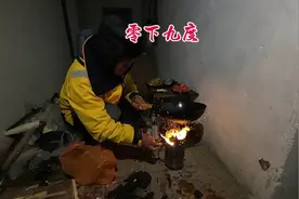 骑行新疆，新买的睡袋零下十三度被热醒，晚上捡到废弃房生火取暖