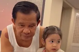 洪森乘坐专机顺利到达日本🇯🇵东京，问最疼爱的小孙女丫丫和自己睡还是和妈妈一起睡，小孙女说去妈妈房间睡😃，此次陪同洪森去日本检查眼睛的有其长女洪玛娜，幼女洪玛丽。据了解，洪森在1975年4月16日柬埔寨内战期间失去左眼，距今已有49年，这次日本政府帮忙研发了5颗高仿真人工义眼。#洪森 #东京 #义眼 #柬日 #洪森专机视频封面