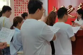 520榆林新人集体宣誓走入婚姻，民政局更是为爱加班，中午不午休为新人们办证 #520告白 #结婚 （记者：白万能 李小强 编辑：白苗）