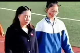 校运动会老师特意让腿疾的女孩当领队，老师：我想让她知道 她一样是优秀的孩子。网友：教书的是工匠，育人的才是恩师。#体育场上那些感人的瞬间盘点 #值得敬佩的人民教师 #校园时光 #老师您好 #学生时代视频封面