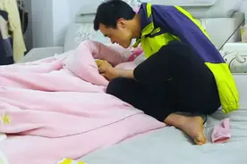 失去双手的新手奶爸，得经历多少苦，才能把双脚变成手，细心照顾坐月子的老婆#感人瞬间 #新手奶爸 #梅花三弄视频封面