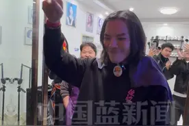 粉丝挤满门口，热情不减，向佐中途出来和大家打招呼，与粉丝热情互动，兴奋地转圈圈 #向佐