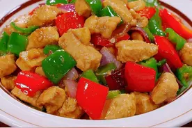 青椒炒鸡丁 以后鸡胸肉别在煮着吃了，试试我这个做法，鲜香滑嫩，大人孩子都喜欢#鸡胸肉#家常菜 #鸡胸肉的神仙吃法视频封面