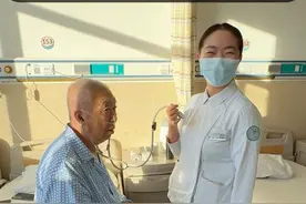 万万没想到，护士竟然用听诊器与老人对话！今天，在护理查房中，作为护士长，我亲眼见到我的一名护士用听诊器与一位听力低下的爷爷进行对话。这个灵感源自我在抖音上看到的画面，当爷爷露出感动的笑容时，我们无声的沟通，传递的却是深深的关怀与爱。在这份创新的护理工作中，我们不仅用技术，更用真心和温暖与每一位患者沟通。 你也被这个瞬间打动了吗？#护士懂护士 #医院里你不知道的事 #真实故事 #医者仁心 #感人一幕视频封面