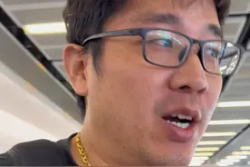 香港的东铁线地铁分普通座和头等坐，头等坐的价格是普通座的两倍。但是人少，有座位，空调也很足。车程一个小时，普通座价格52元，头等坐价格是104元，每次回深圳他就喜欢往普通座车厢一钻，我也默契的走到隔壁的头等坐。然后他隔着玻璃对着我傻笑，结婚8年，我也习惯了他这么个不太会享受的人，他总说：你舒服就行，我一个大男人怎么样都可以。一个家庭，总得要一个花的，一个抓的……