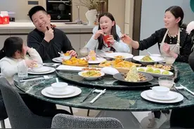 今天我买了很多土豆回来，阿姨说给我做土豆宴，用土豆做了十种吃法，有炸薯片，有酸辣土豆粉，还有可爱的土豆虾球，小小的土豆，大大的力量，土豆老少都爱吃……#记录美好生活#保姆#美食