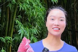 干锅排骨怎么做出饭店的味道 其实做法非常的简单，就像玲玲一样做成干锅排骨，每一根排骨都裹满酱香，麻辣鲜香的口味，啃起真的太爽了，好吃的起飞，非常适合夏天，你试试看哈，不后悔！#好吃到停不下来#干锅排骨#干锅酱#排骨的家常做法