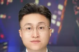 韦东奕4秒3句话吸粉接近2500万，舆论对他造成了影响，韦东奕称不想再做任何回应，他的学生告诉记者，韦东奕生活很规律，不是只吃馒头白开水，只是从不点外卖不喝奶茶，为了流量把他写成“孤独天才”的人很可恨#韦东奕 @鱼都督（三碗版）