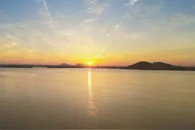 凌晨四点多出门，到武汉东湖凌波门看日出#湖中美景视频封面