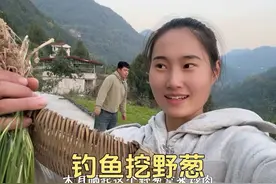钓鱼好无聊，还是打野更有趣，野葱一挖一大把 #乡村生活家视频封面