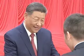 习近平等为全国劳动模范和先进工作者代表颁发荣誉证书。视频封面