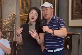 欢迎军旅歌唱家金波老师来我的家乡做客，感谢金波老师为我们村里的国庆晚会助力， 晚会之前我们先高歌一曲，共同祝福我们的祖国繁荣富强，国泰民安！@金波歌唱演员 @九歌艺术