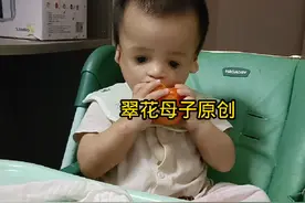 吉祥笑的好开心，洗好澡了吃葡萄又吃桃子视频封面